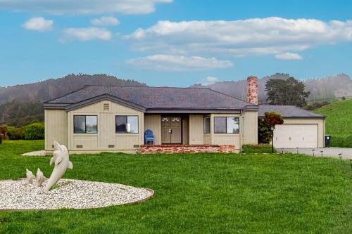 Fort Bragg House | Ocean-View Manor with Large Yard Walk to Beach