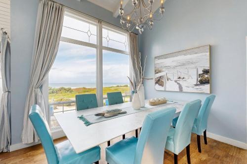 Fort Bragg House | Oceanfront Home with Hot Tub Beach Access Deck