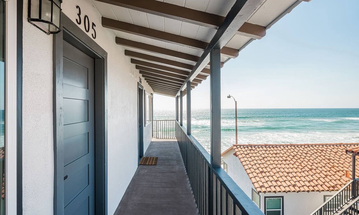 Townsite Condo | Oceanview Queen Suite Steps from the Sand (303)