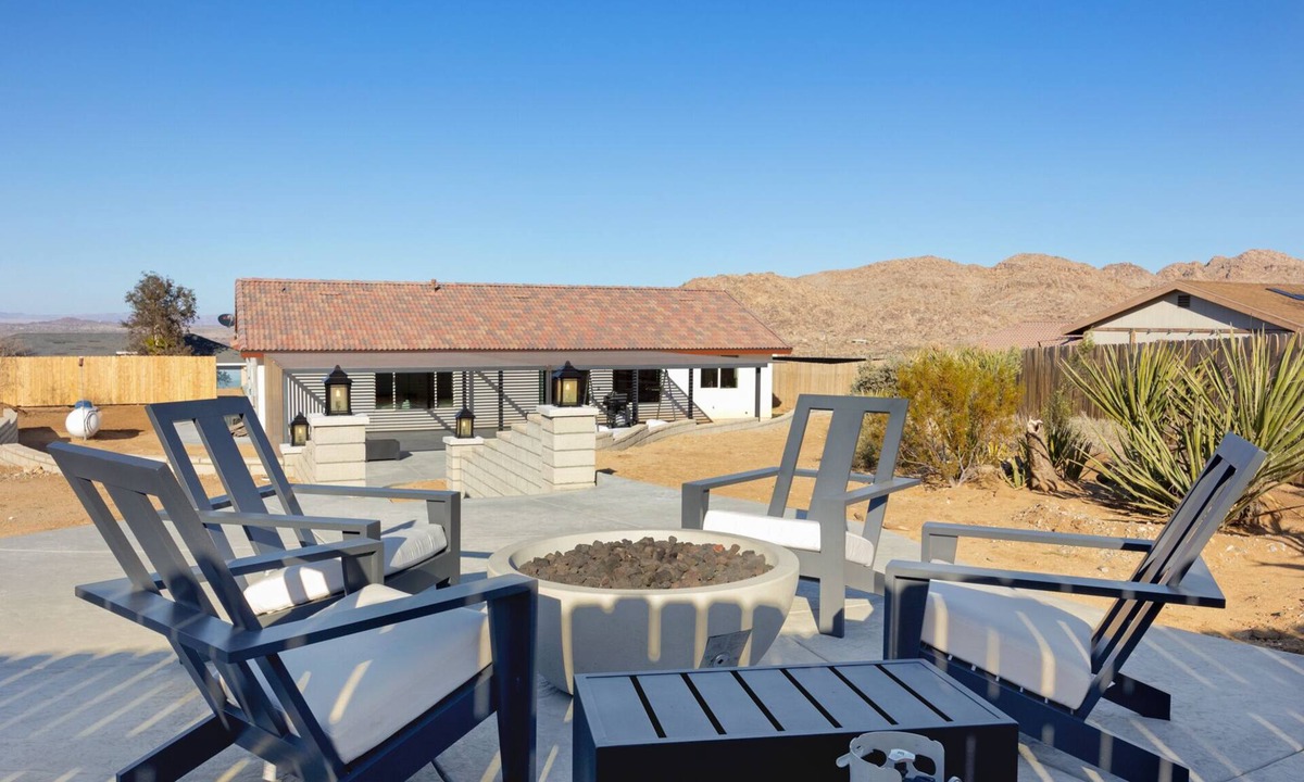 Joshua Tree House | Of Wine & Gods - Hot Tub, BBQ and Fire Pit