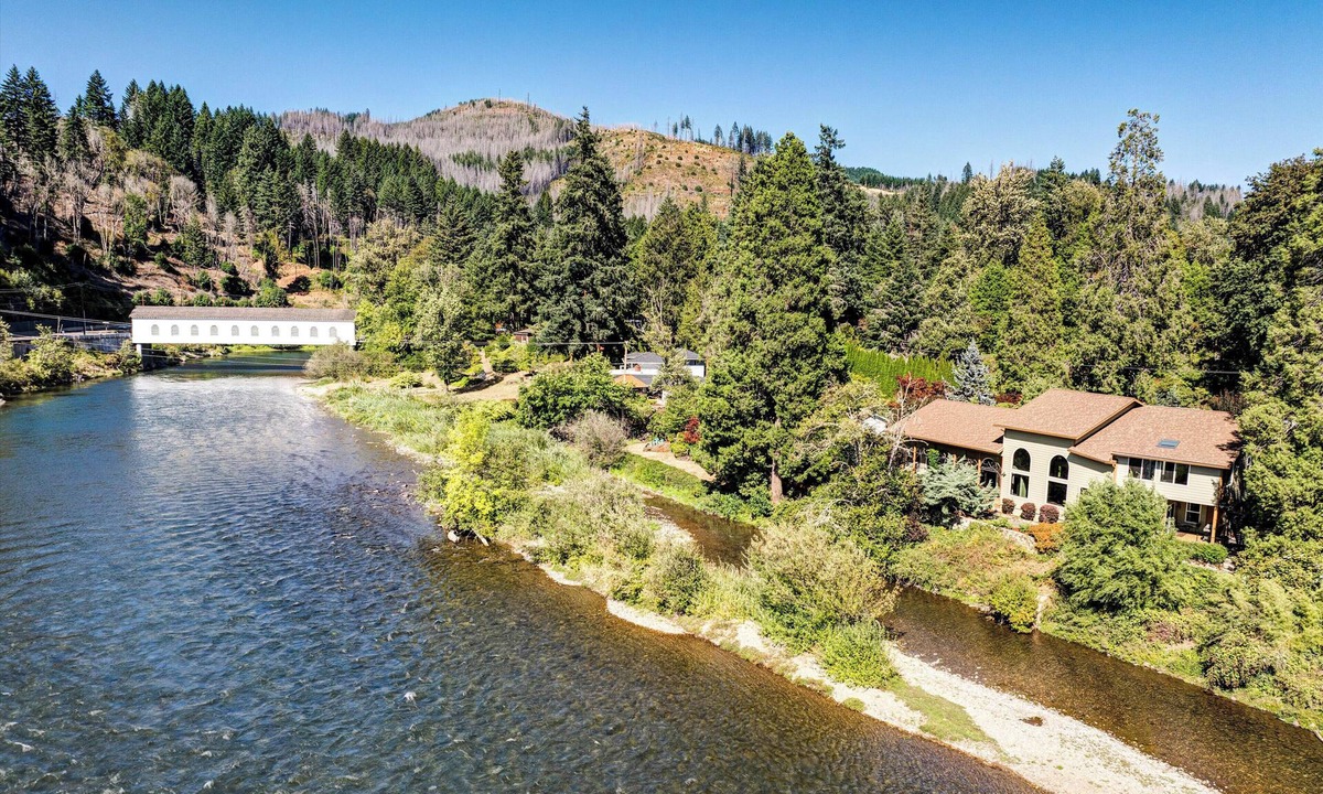 Marcola House | On McKenzie River! Home w/Scenic Sunroom