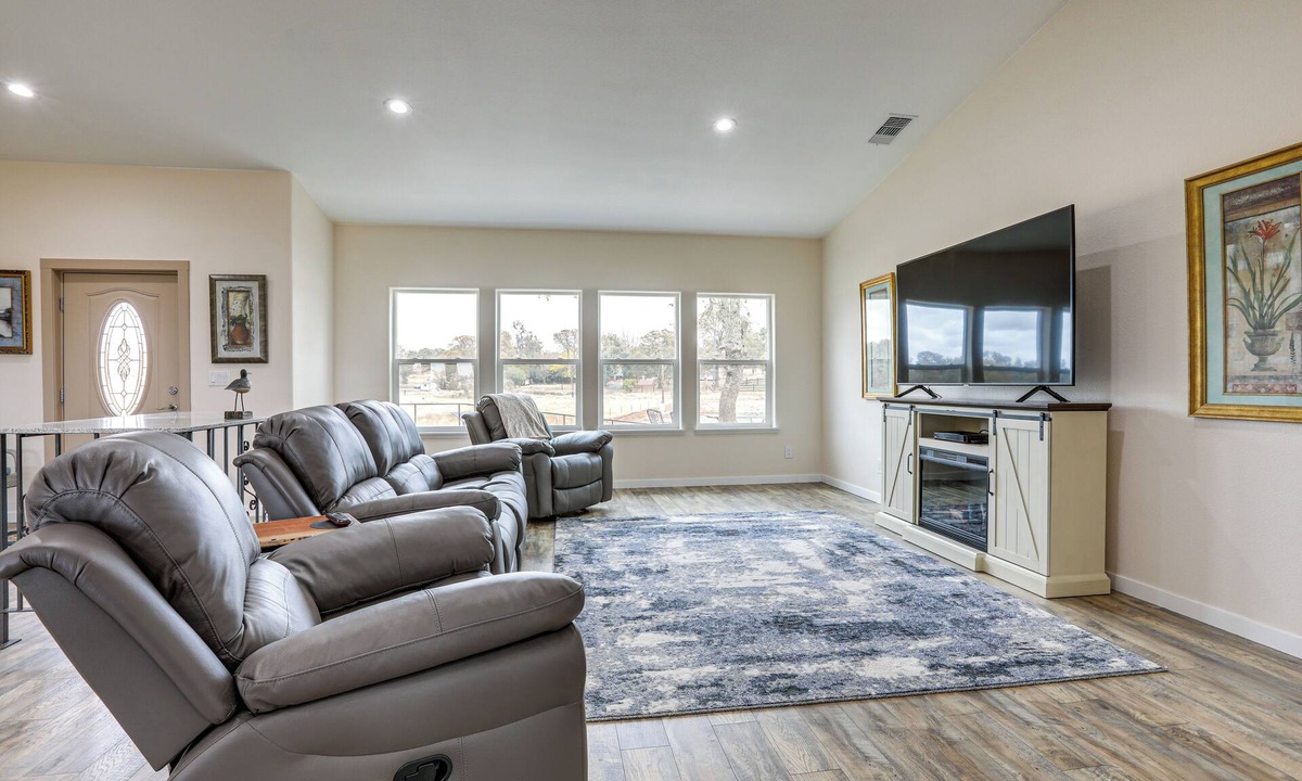 Victor House | On-Site Winery: Rural Plymouth Getaway!