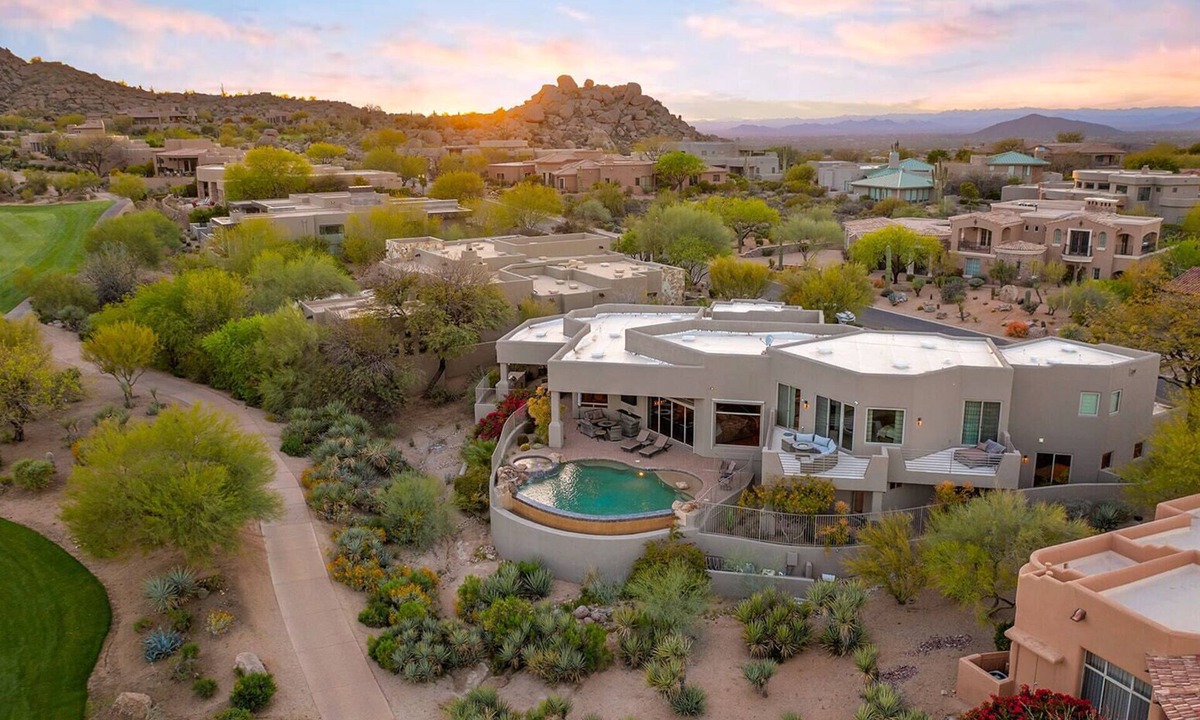 Troon North House | On The Green | Troon Golf Estate | Guest House, Negative Edge Pool, Spa, Patios, Gated