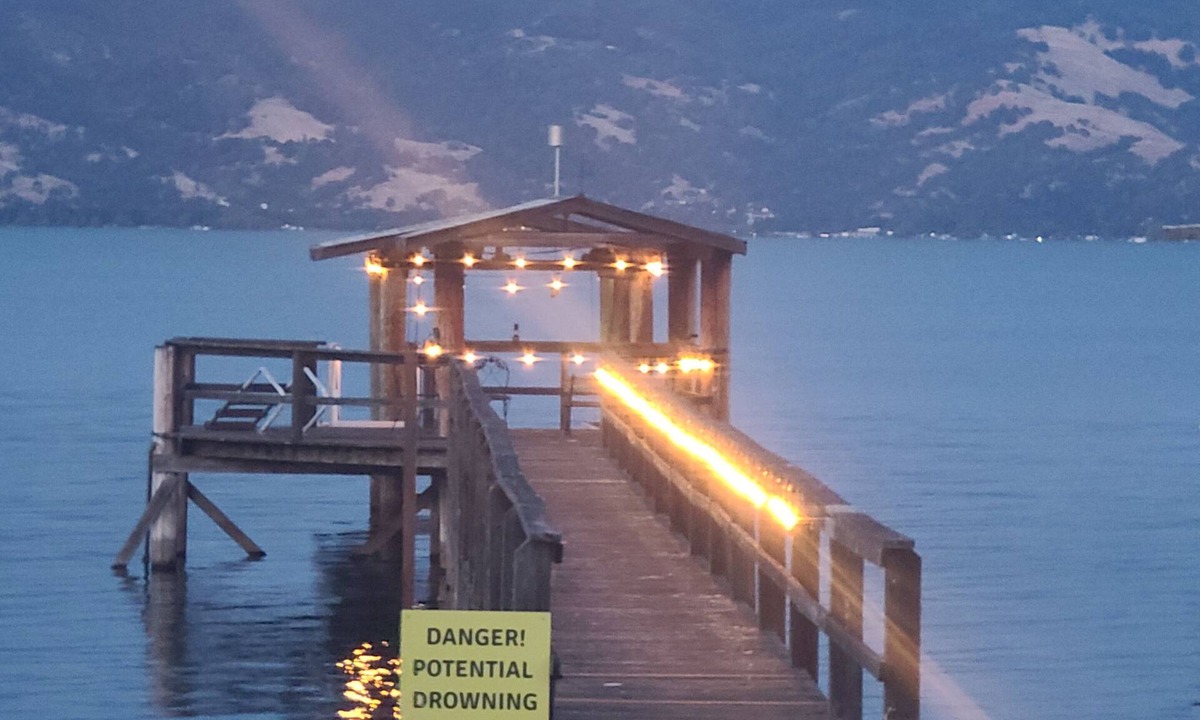 North Lakeport House | On the water with Boatdock & Hot-tub, 14 guests at Lakeport