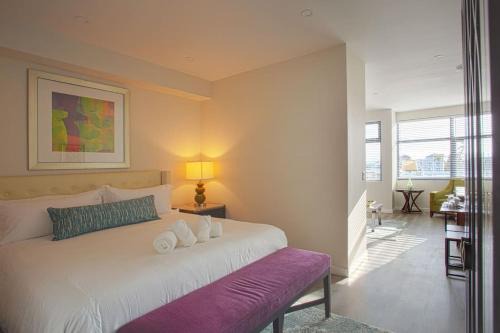 Bankers Hill Hotel | One Bedroom Apartment with SD Downtown View