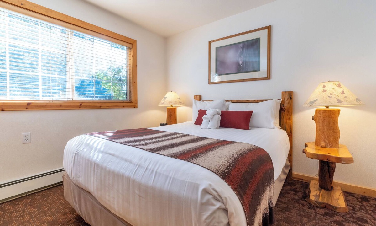 Tahoya Shores Hotel | One Bedroom Sute w/Kitchen, Free Parking & Outdoor Pool | Tahoe Vista Lakefront