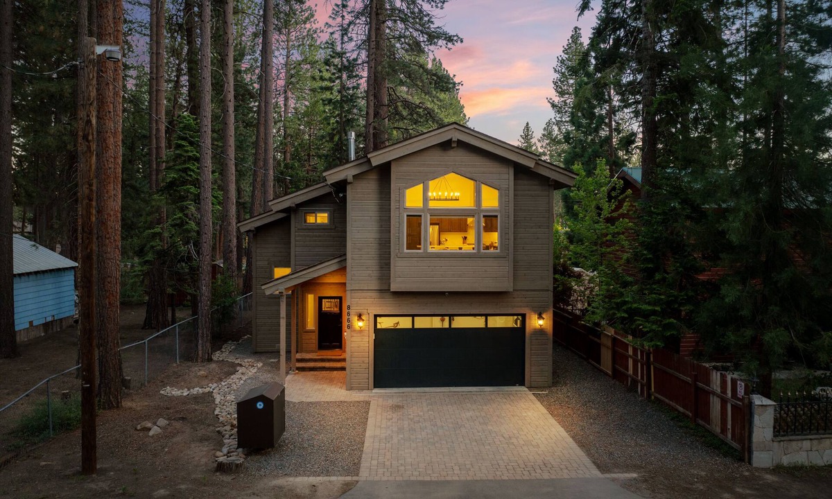 Kings Beach House | One Block to Beach, Restaurants, Bars, Brewery. Modern mountain luxury.