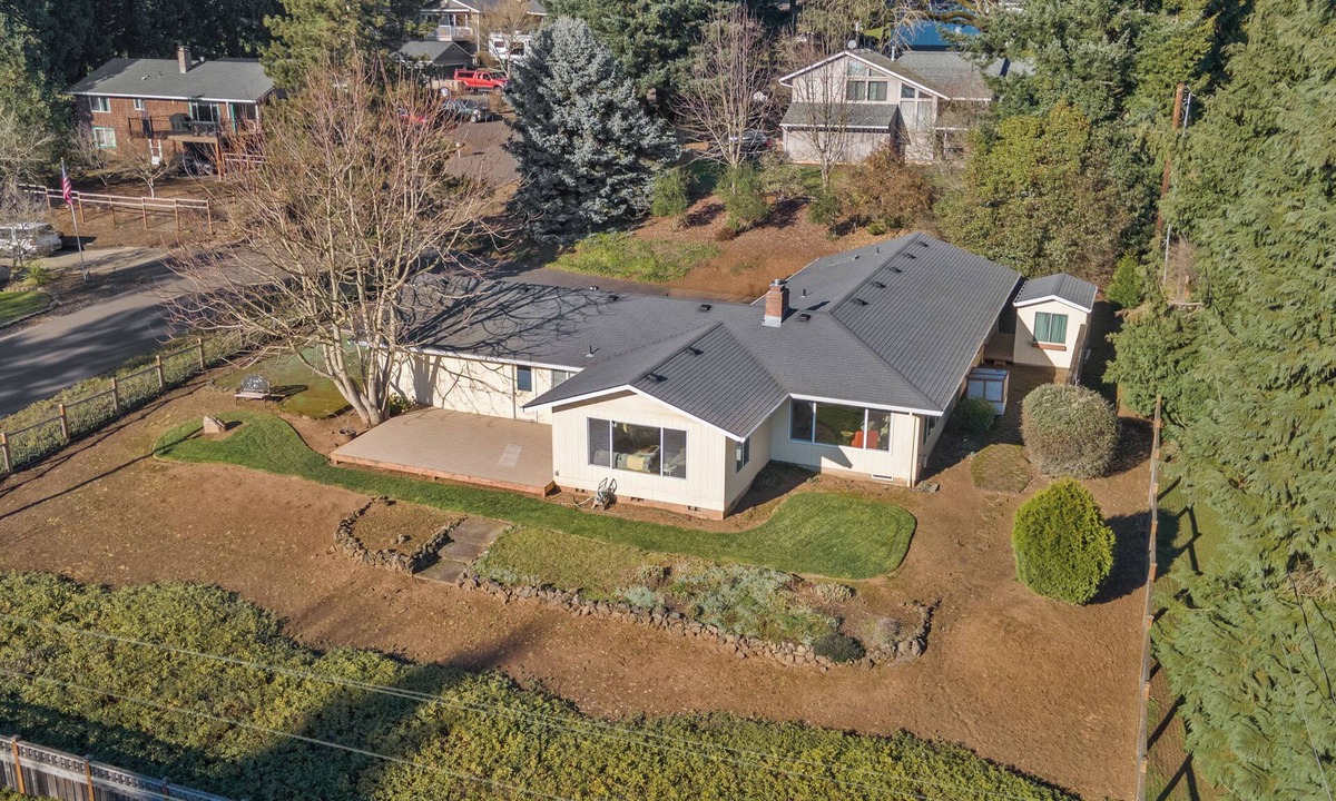 Dundee House | Oregon Wine Country Hillside Retreat w/4 bedrooms, 3 baths.