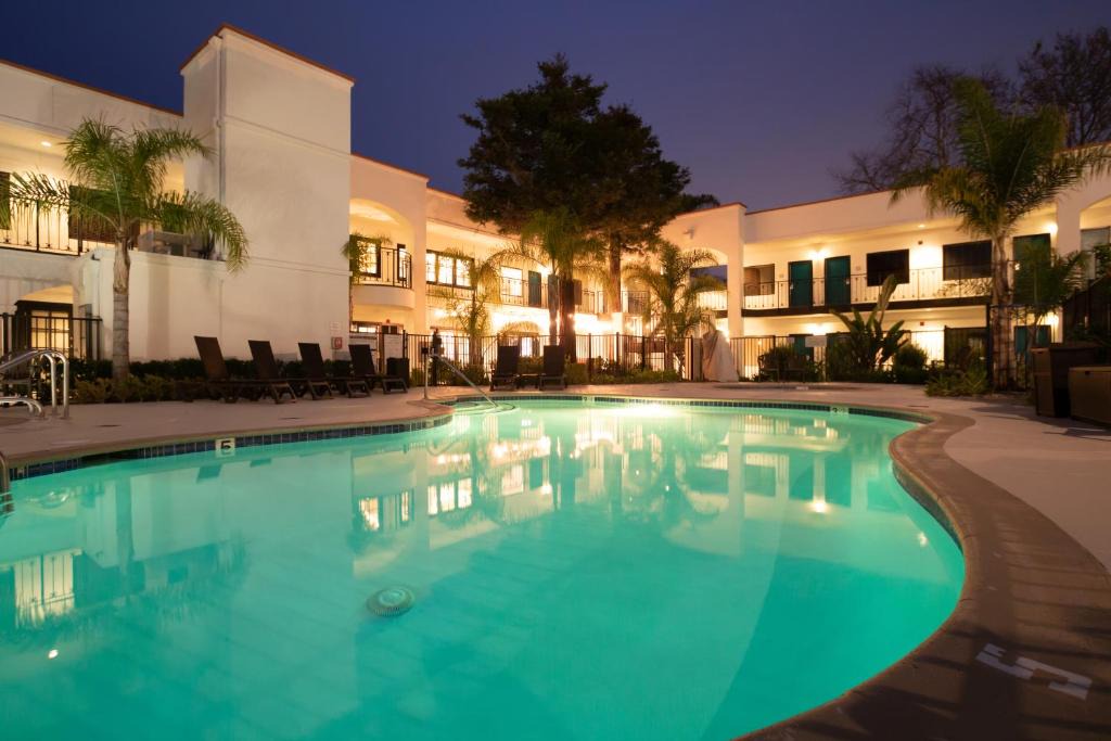 Pismo Beach Hotel | Oxford Suites Pismo Beach