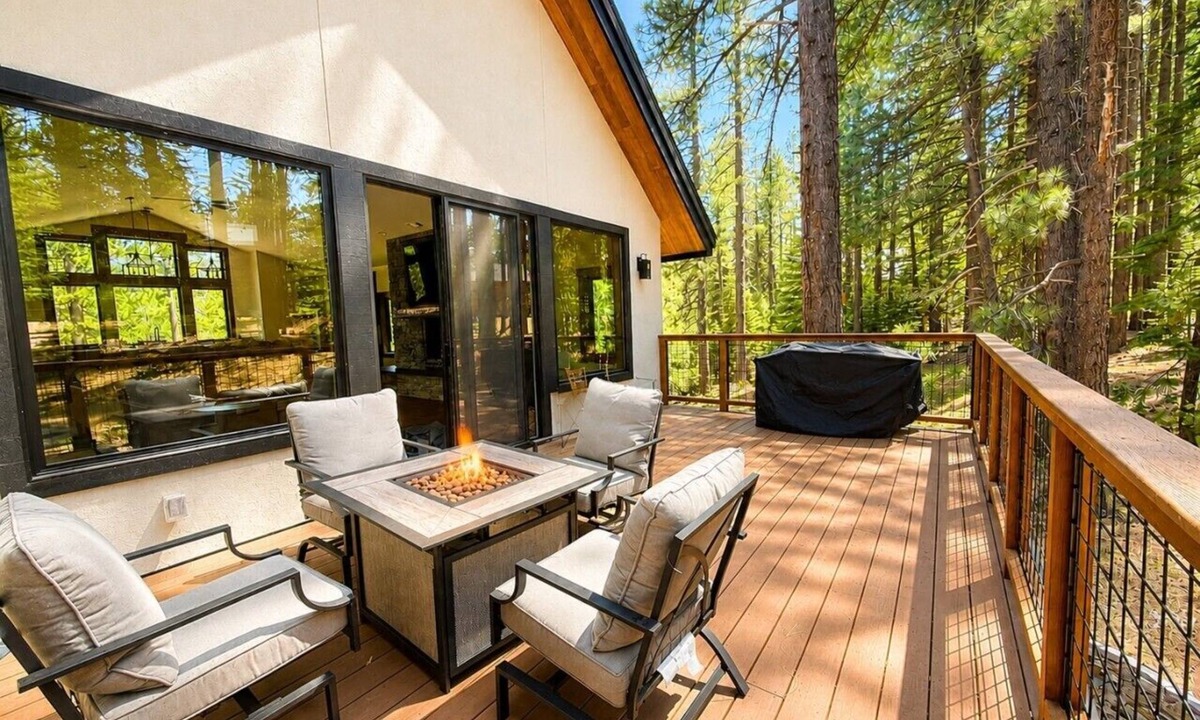 Pioneer Trail House | Paradise on Pioneer - Pool Table + Fire Pit + Luxury