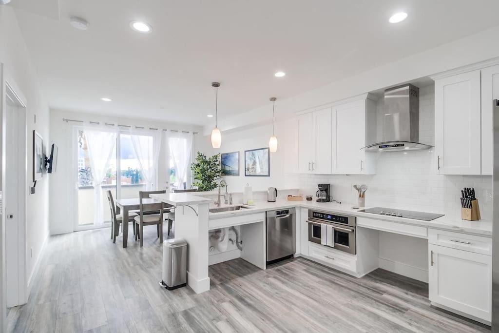 University Heights Apartment | Park Blvd 301 - Modern - Urban Oasis - SPA
