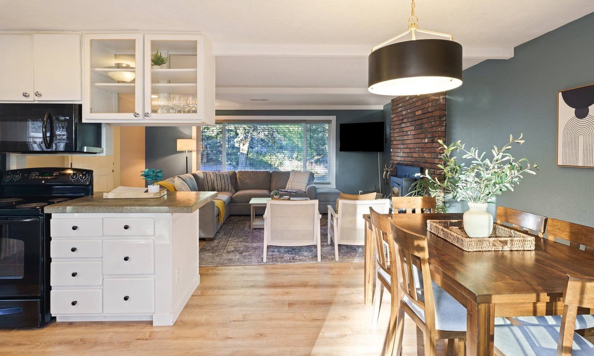 Southwest Bend House | Park Place- Private Bend Retreat with Hot Tub Under the Stars