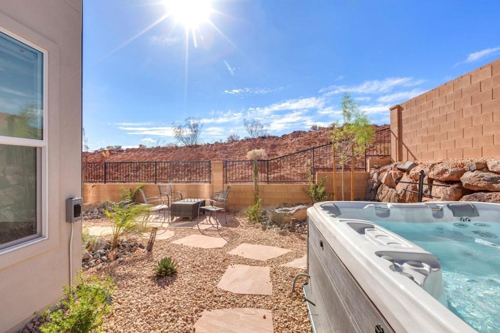 Washington House | Paseos 1213 Brand New Home, Private Hot Tub, BBQ Grill, Ping Pong, Air Hockey, and More!