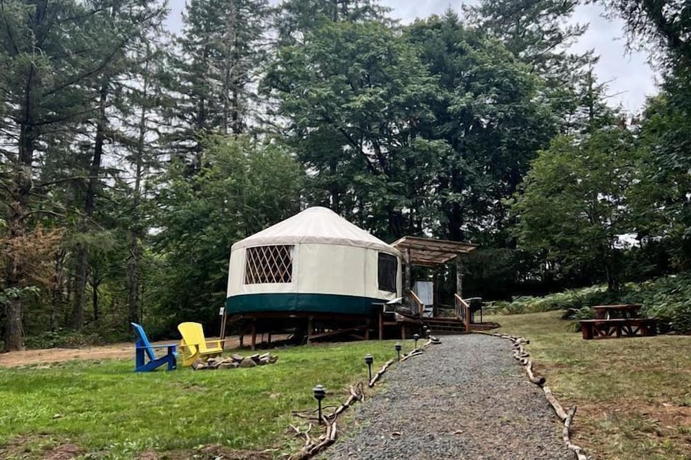 McMinnville Cabin | Peaceful Comfy Yurt with Everything Needed for a Glamping Getaway in McMinnville, Oregon