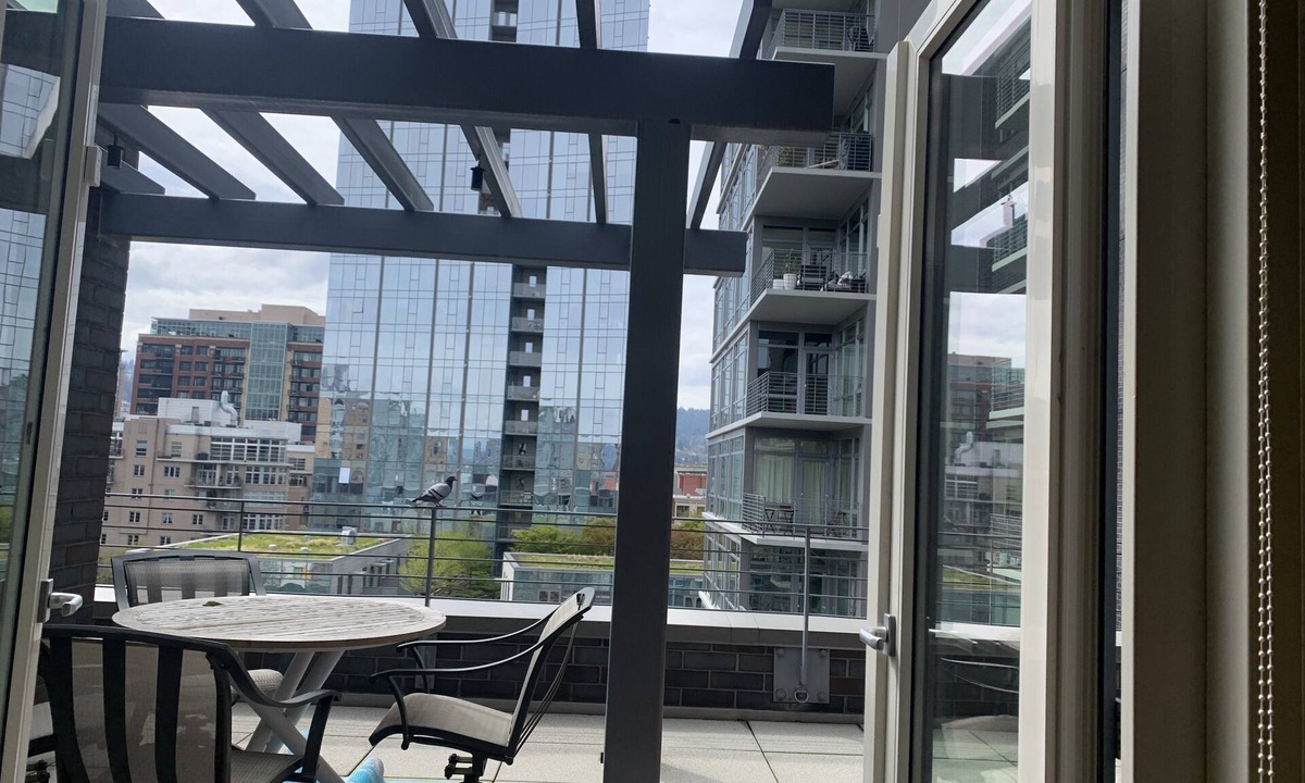 Pearl District Condo | Pearl District, Penthouse Terrace Unit- 2 decks , 1 block from Fields park,
