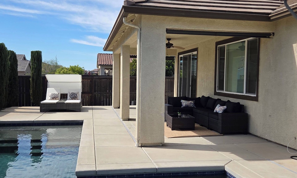 Roseville House | Perfect 3-bedroom house with a pool and an office in fabulous West Roseville