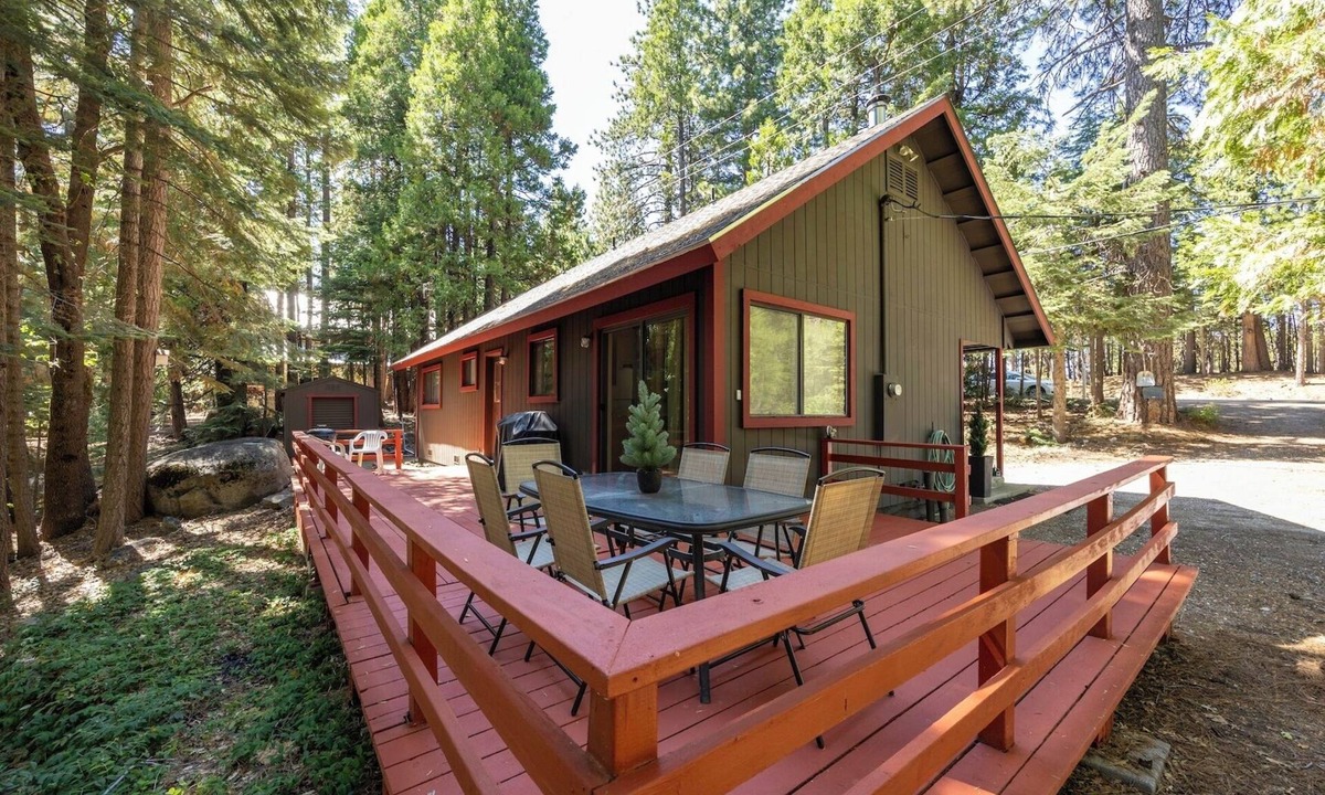 Alta Cabin | Pet friendly 2BR/1BA cabin close to Sugar Bowl, Truckee and Tahoe Nt'l Forest