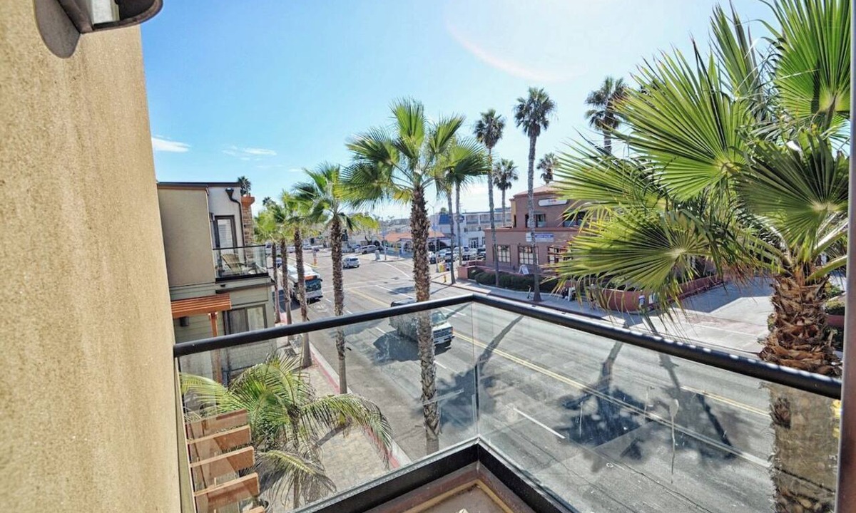 Crown Point Condo | Pet-friendly, across to beach plus a/c and parking