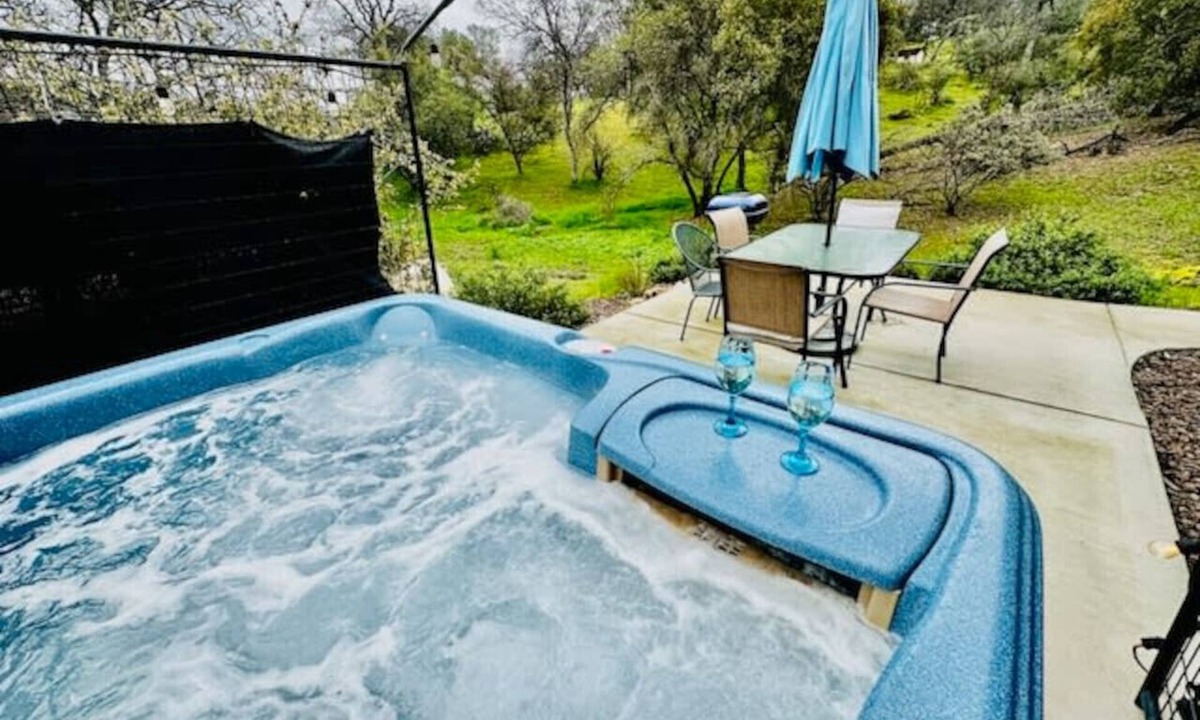 Yosemite Lakes House | Pet Friendly/Hot Tub/BBQ/Sleeps 11/The Lighthouse