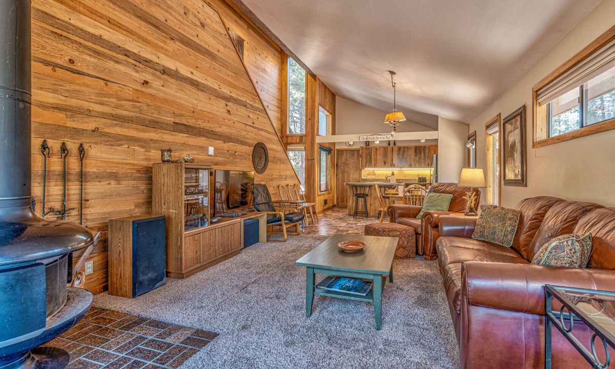 Sunriver House | Pet friendly, located in Sunriver, bikes, close to all, guest perks included