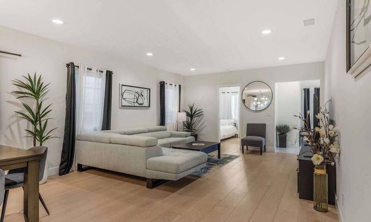Franklin House | Pet Friendly, Modern, Mins to Retro Row & Beach