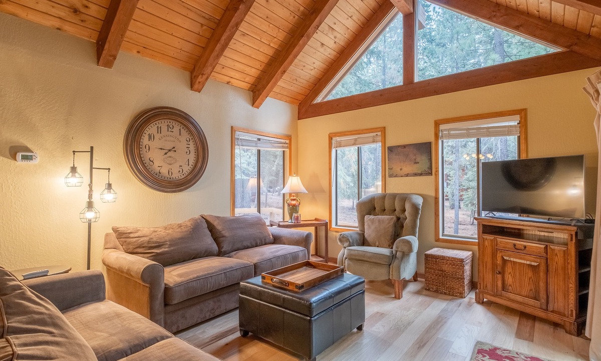 Truckee House | Pet-Friendly Mountain Lodge w/AC, Guest Passes, King Suite, Bunks & Card Games