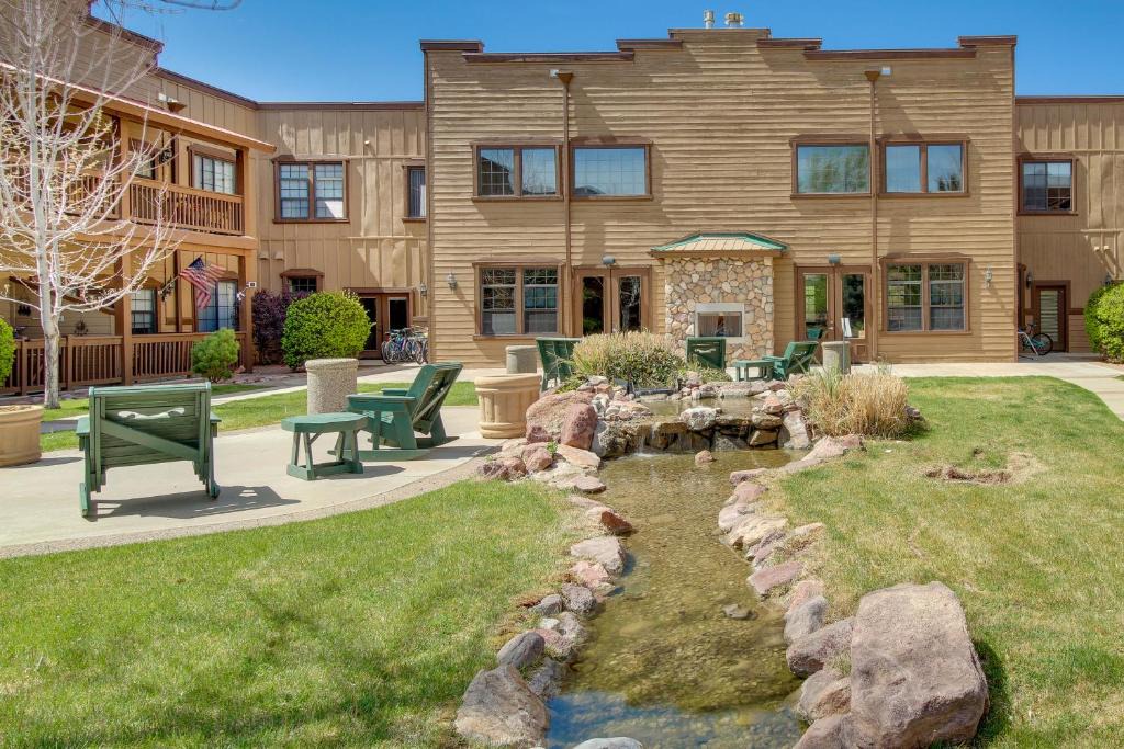 Heber Apartment | Pet-Friendly Overgaard Condo with Amenity Access!