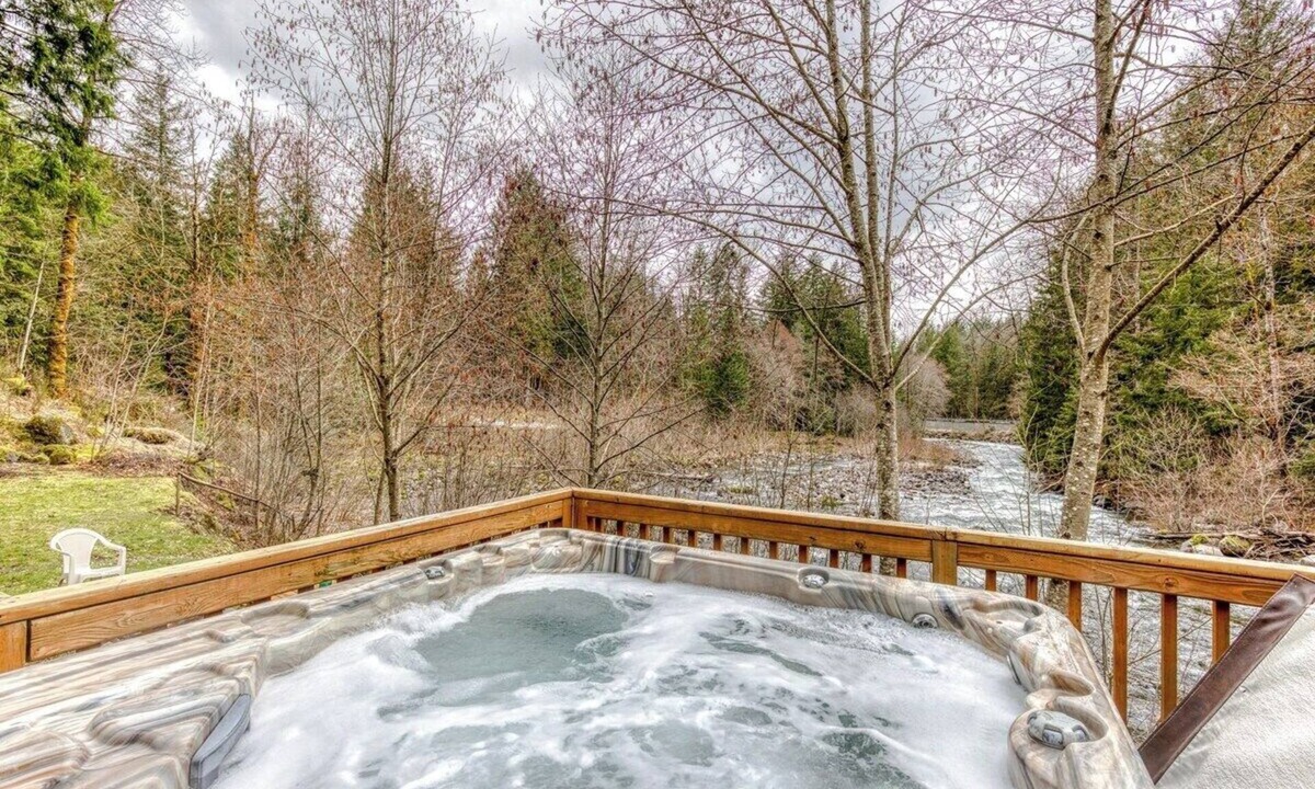 Zigzag House | Pet friendly River front Cabin w Hot Tub and BBQ