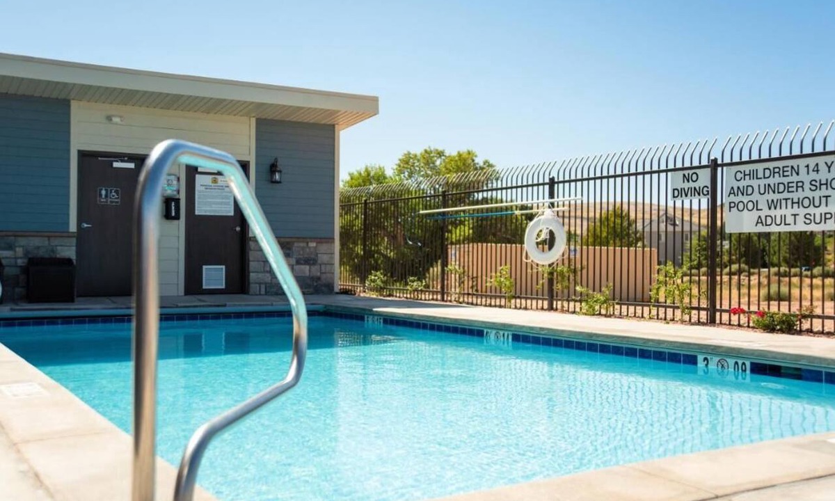Hurricane Hotel | Pet-Friendly Room with Full Kitchen Next to Zion! Pool!