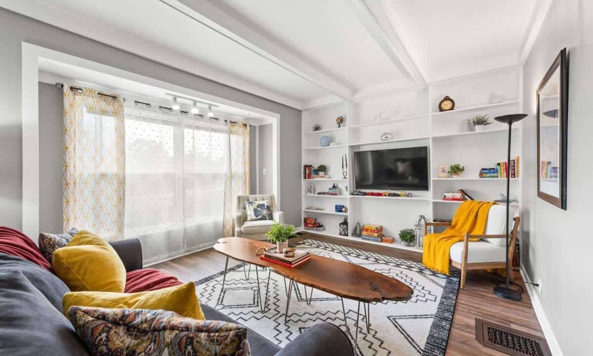 Kamm's Corners House | Pet-Friendly - Sleeps 6 - 10 Min to Airport