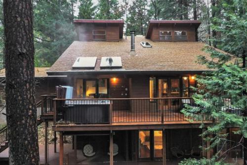 Nevada City House | Picturesque Cabin Hot Tub
