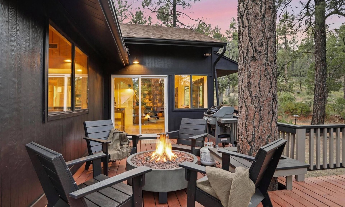 Strawberry Cabin | Pine Society: fire pit, exchange library, bordering National Forest.