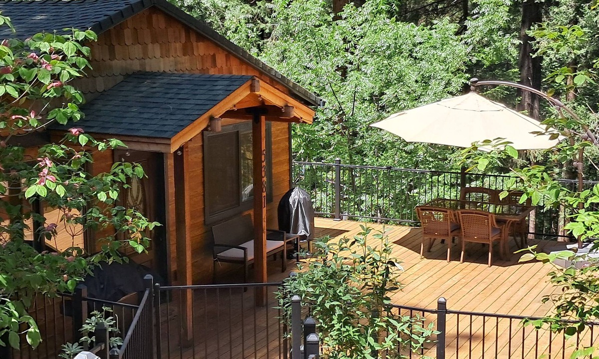 Apple Hill House | Pine View Paradise, comfy retreat w/stunning views, 10 mins. to Jenkinson Lake!