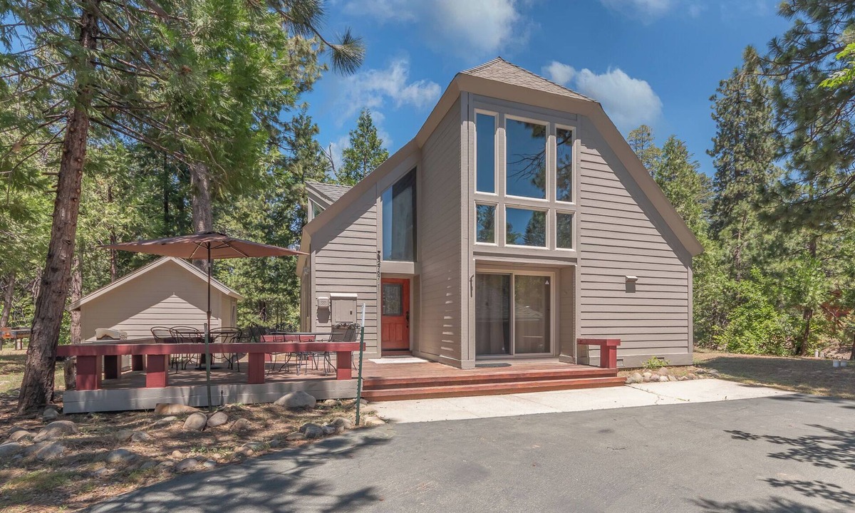 Dorrington Cabin | Pinecone Peak-Updated Cabin with Huge Recreation Room and Flat Level Driveway!