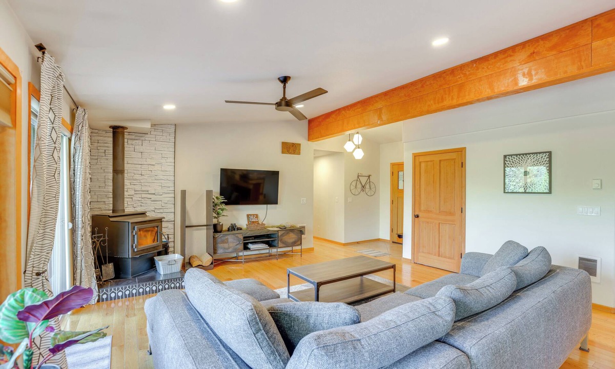Deschutes River Woods Cabin | Ping-Pong & Private Hot Tub: Family Cabin in Bend!