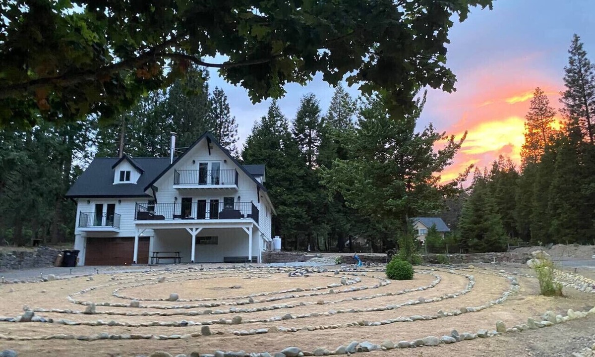 Mount Shasta House | Pleiadian Starship Mystic Retreat Temple