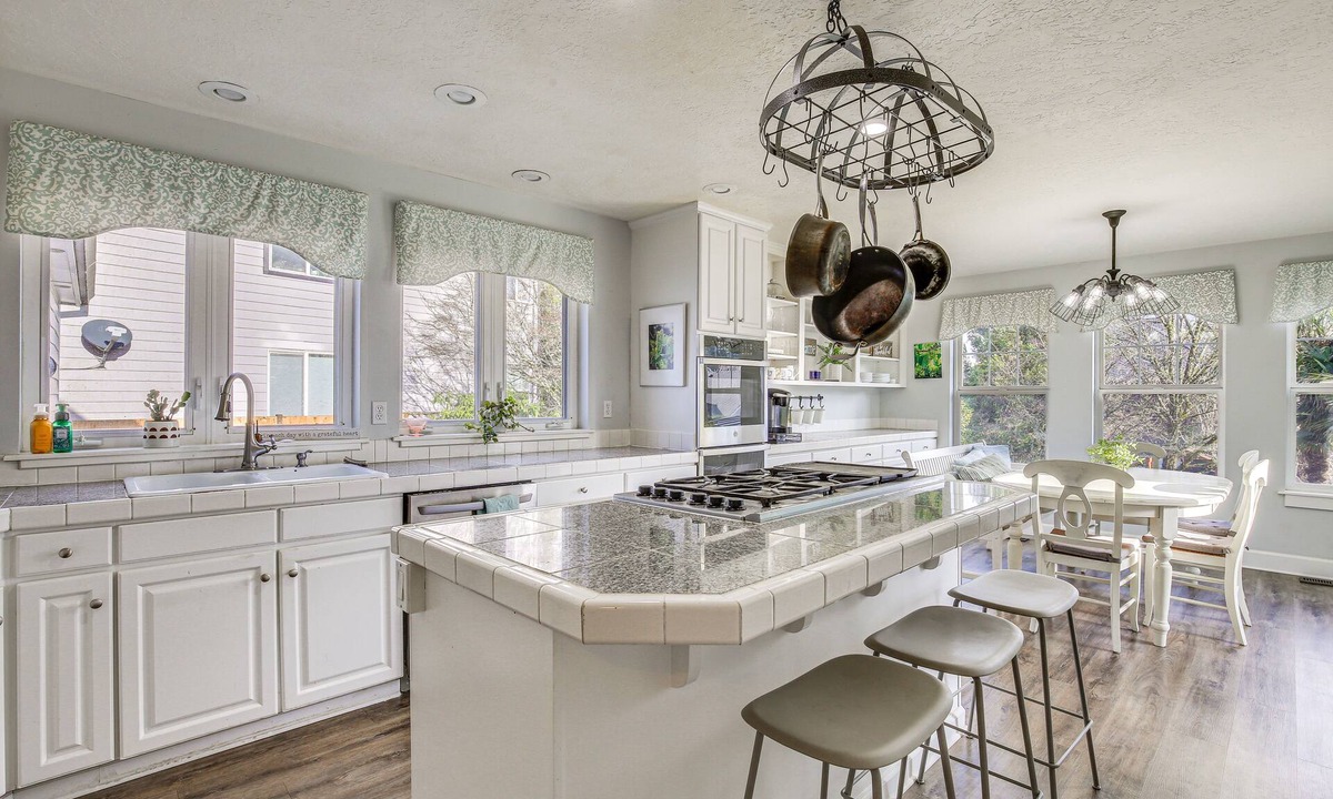 Sandy Apartment | PNW Getaway w/ Pool Access Near Skiing & Hiking!