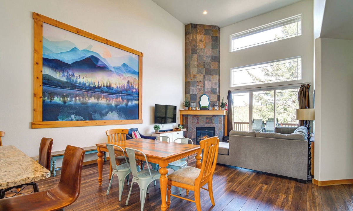 Klamath Falls House | Pool & Hot Tub Access! Running Y Retreat w/Deck