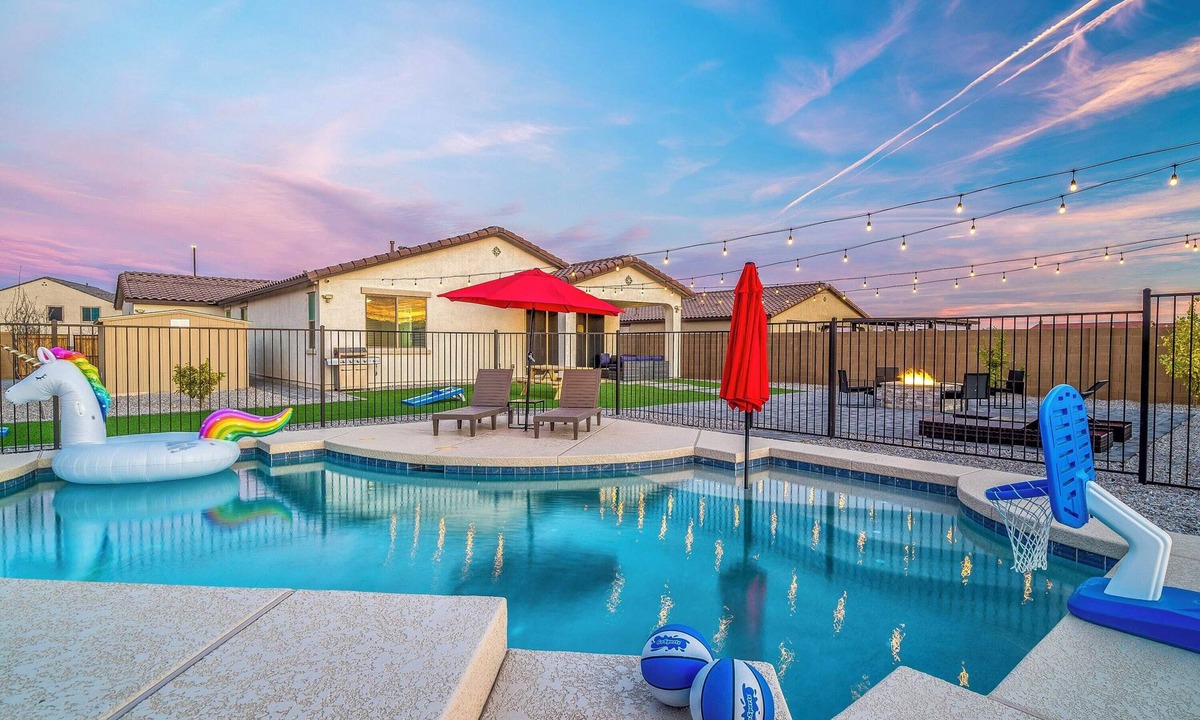 Maricopa County House | Pool! King Bed, Pool Table, Ping Pong
