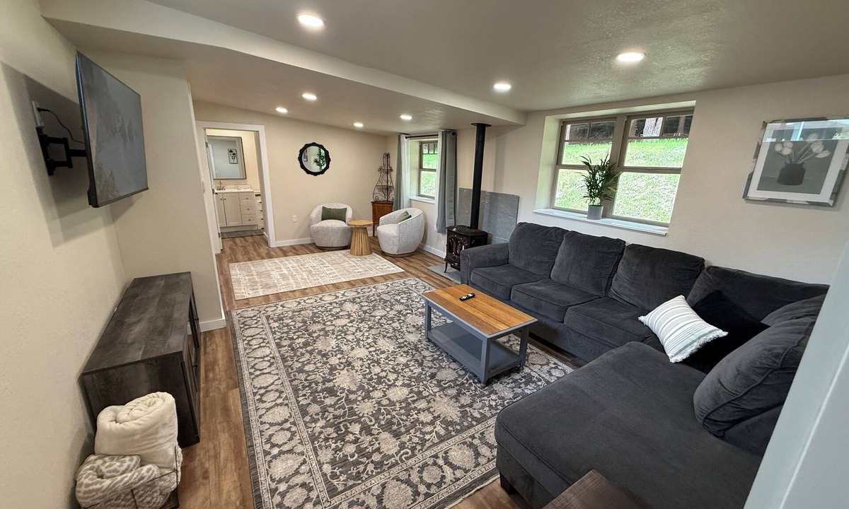 Freshwater House | Pool Table, Hot Tub! 5 bedroom, 3 bath, 5 min to Cal Poly or Old Town.