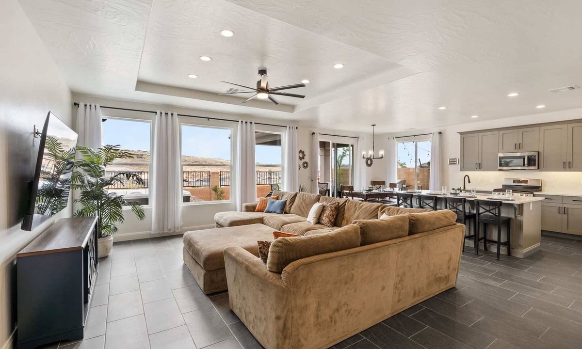 Washington House | Pool View on the Bend: Sleeps 20, Dog-Friendly, Hot Tubs