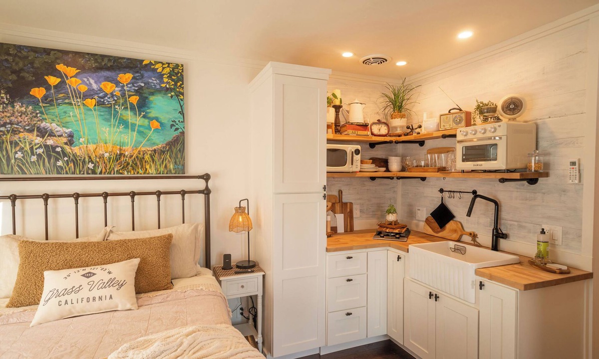 Cedar Ridge Apartment | Poolside Country Studio ~ Fresh Hip Retro Vibe