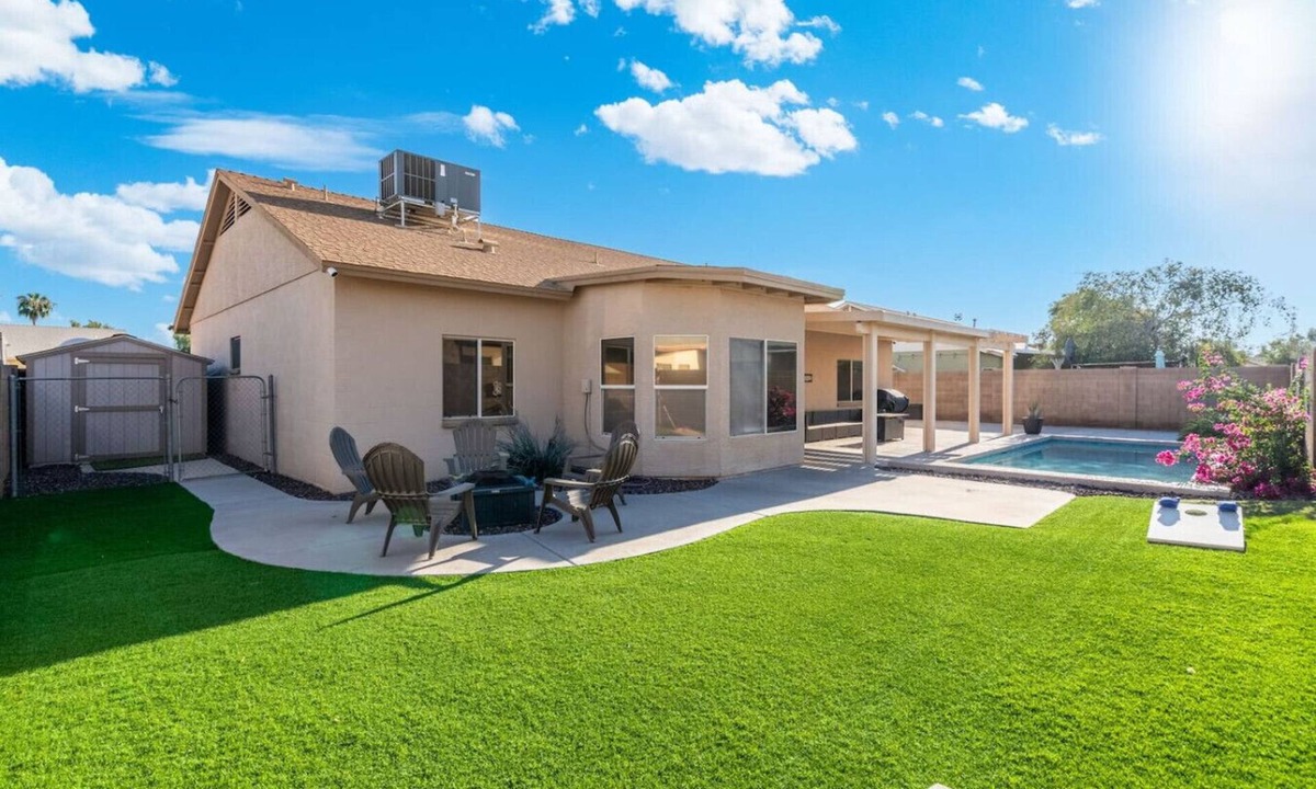 Maryvale Village House | Poolside Family Stay Near Cardinals & Dodgers