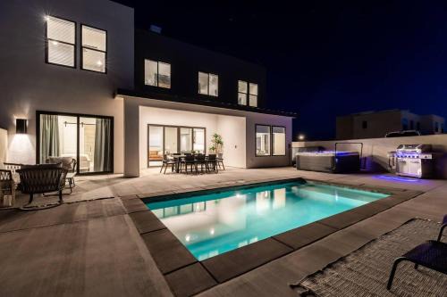 Washington House | Poolside Retreat for 20 Spa