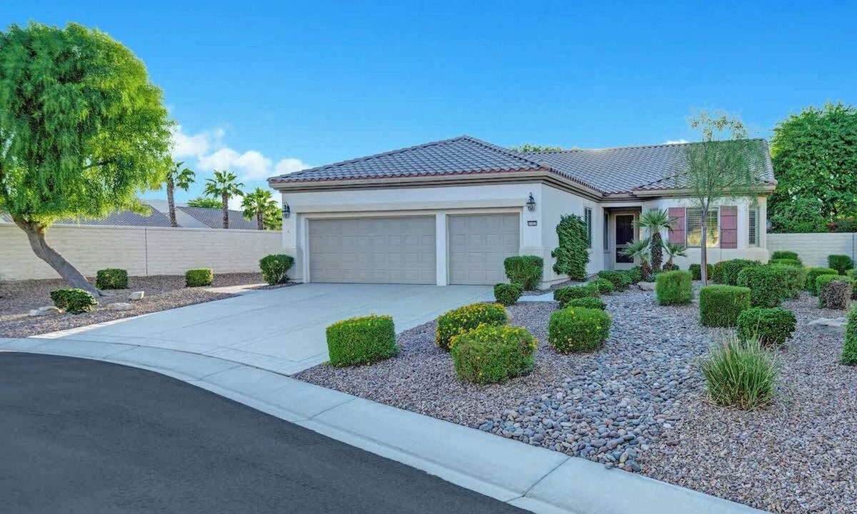 Indio House | Popular Sun City Area|Dog OK|Deck|AC