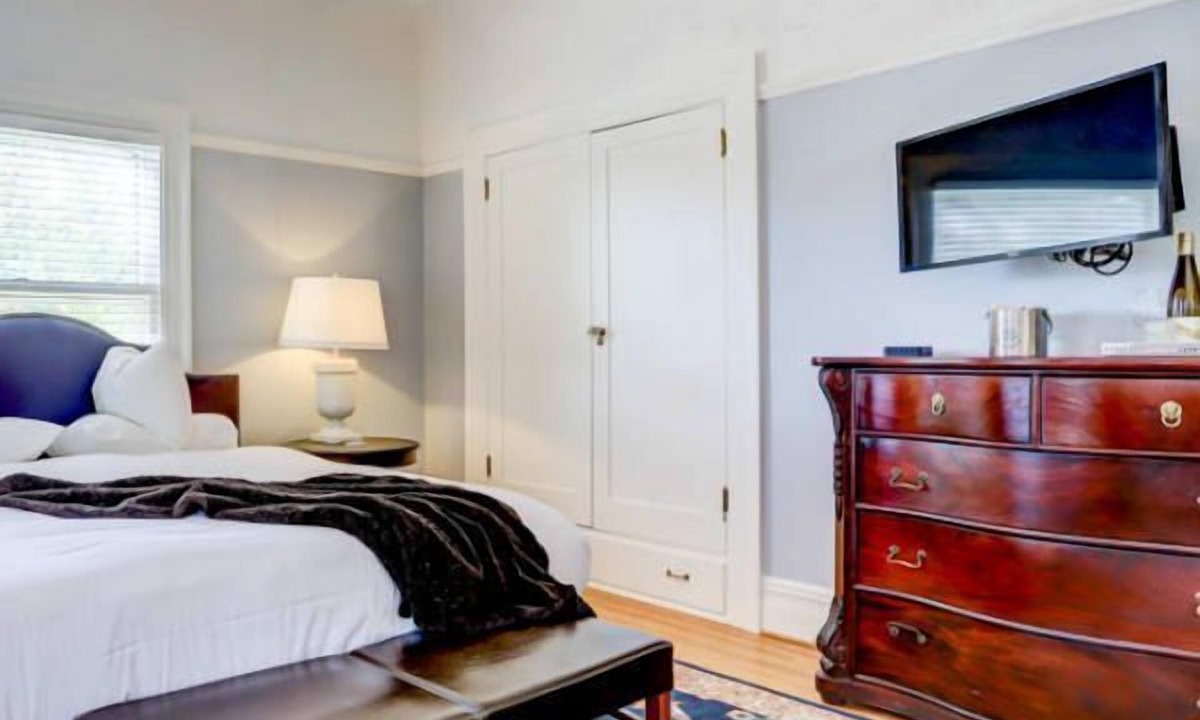 Irvington Bed & Breakfast | Portland's White House Bed & Breakfast - The Jack & Jackie Room