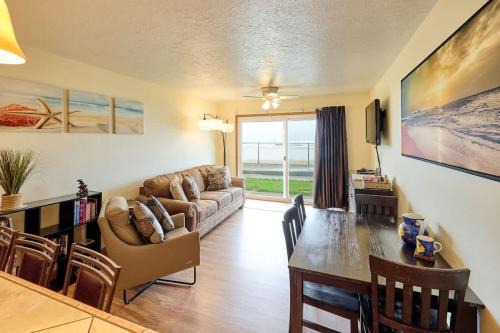 Lincoln City House | Premier Ground Floor Beachfront Condo - Sleeps 4 - Saltwater Pool
