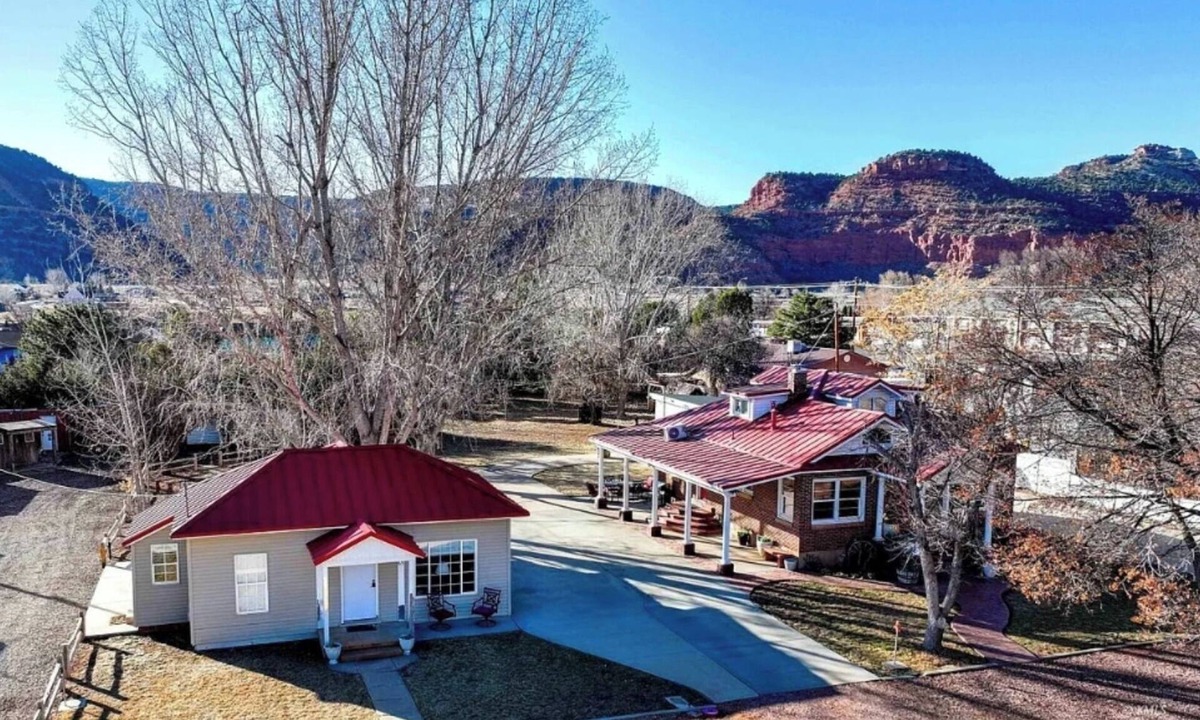 Kanab House | Prime Kanab Location: 2 Homes, Gym—Large Yard w/Hot Tub, Sleeps 18+, Near Parks
