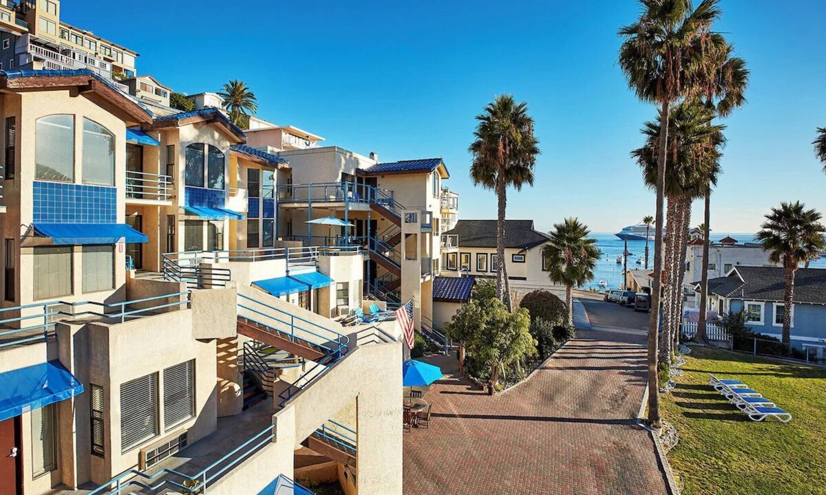 Avalon Hotel | Prime Location: 2 Charming Rooms Near Descanso Beach – 9 Min Walk to Shore