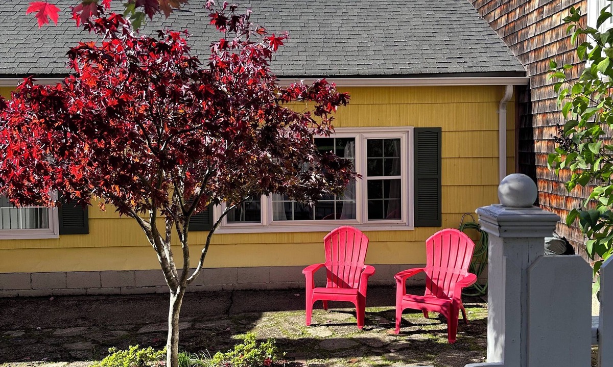 Toledo Cottage | Primrose Cottage - Bright, Cozy, Affordable Retreat Near Newport